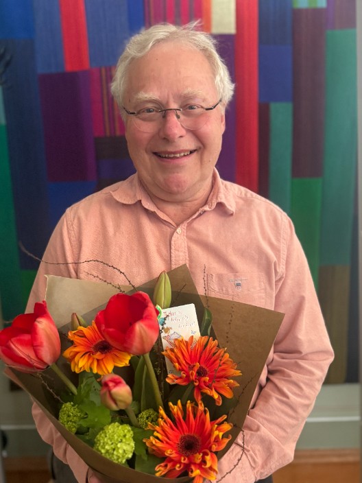 Man med blommor