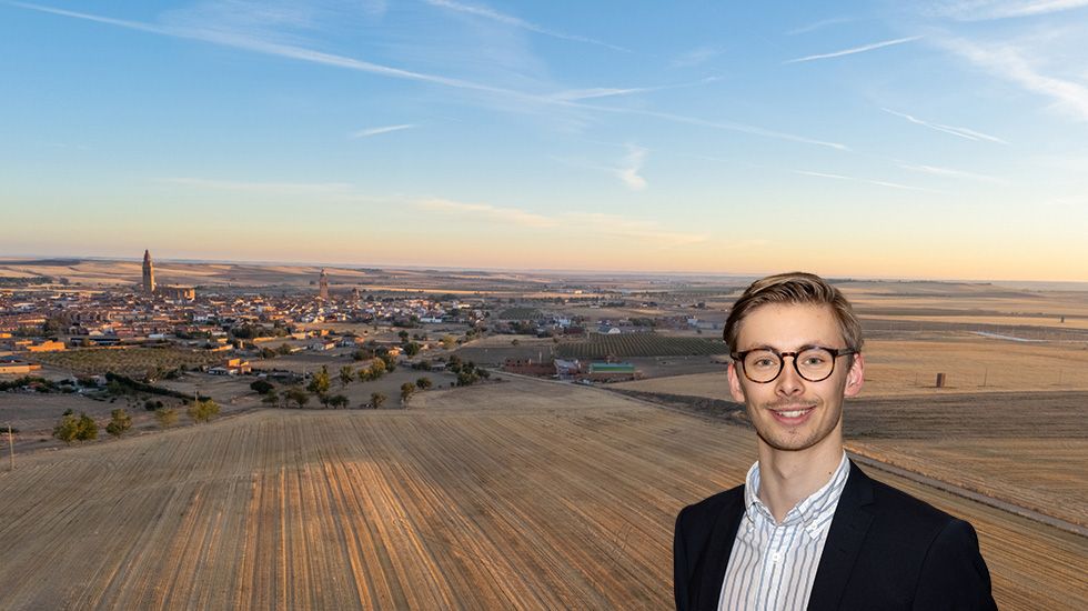 Bildmontage, man med kort hår och glasögon mot bakgrund med landsbygd