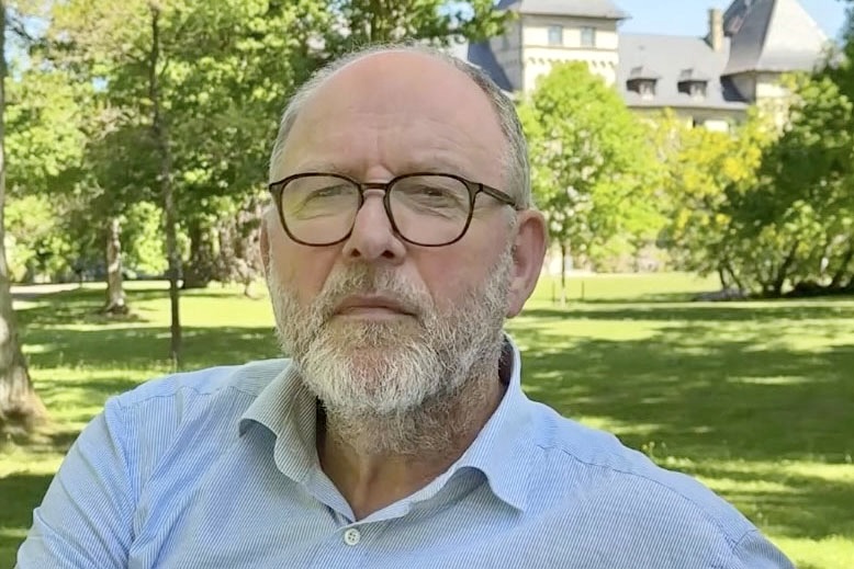 Man med skägg och glasögon