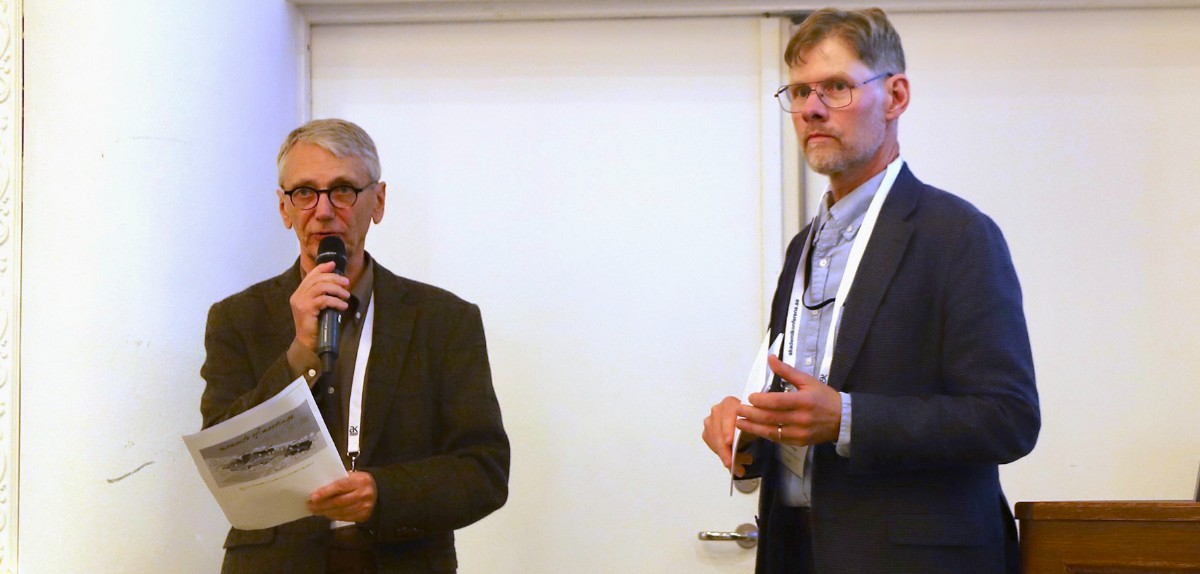 Två män talar i mikrofon