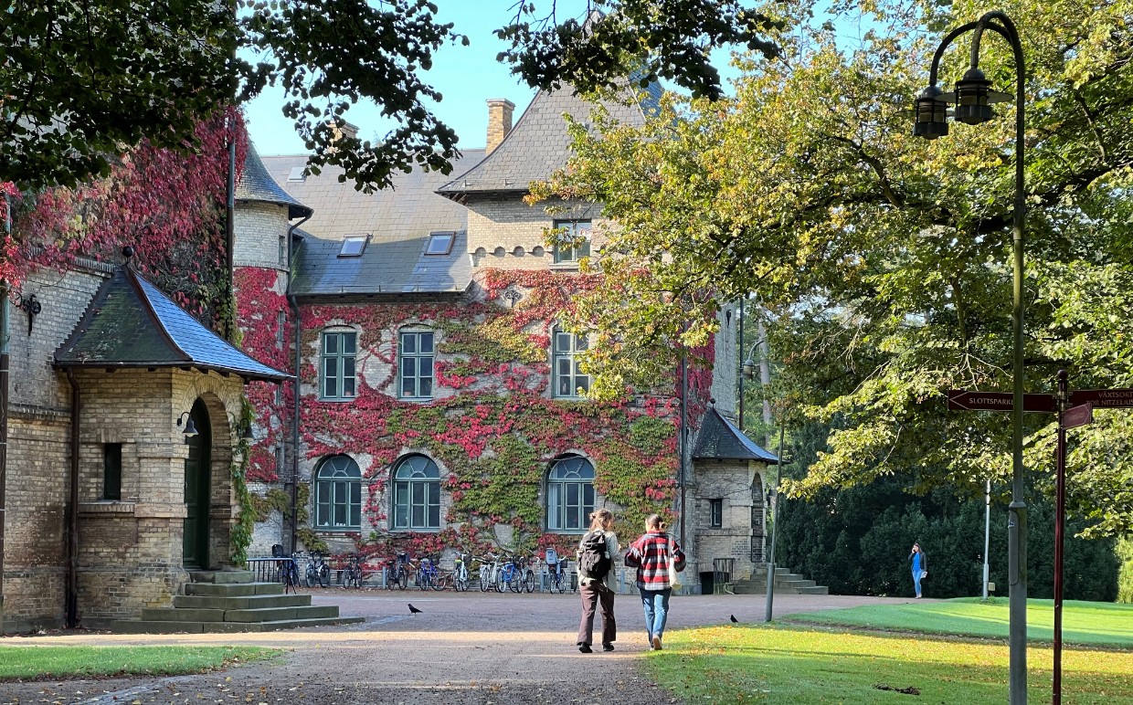 Studenter promenerar förbi slottet i Alnarp