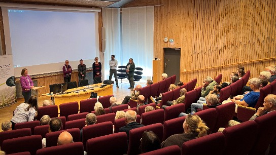 En paneldiskussion framför publik