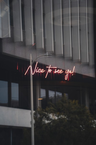 Nice to see you står det på en neonskylt