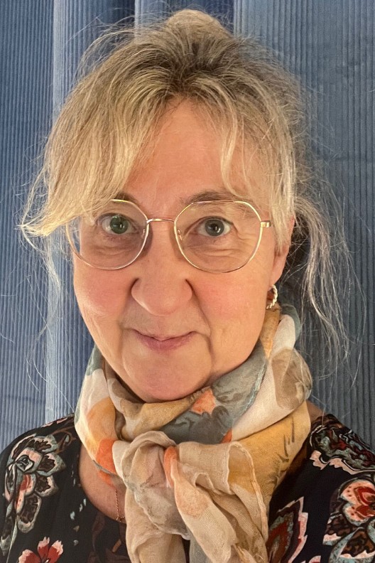 Kvinna med blont hår och glasögon